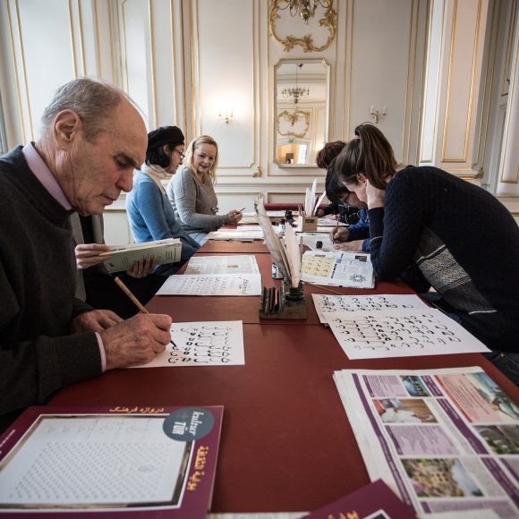 Das Schreiben persischer Buchstaben mit einer Bambusfeder erfordert höchste Konzentration. Foto: Diana Juneck