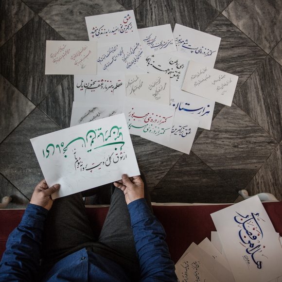 Schon als Kind begann Ali Panahi, die Kunst der Kalligraphie zu erlernen, die er bis heute mit Liebe und Leidenschaft praktiziert. Foto: Diana Juneck